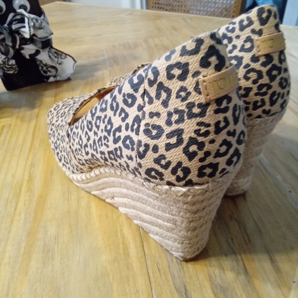 Tom's Michelle Size 10W Peep-Toe Leopard Print 3" Wedge Espadrilles - Picture 6 of 7